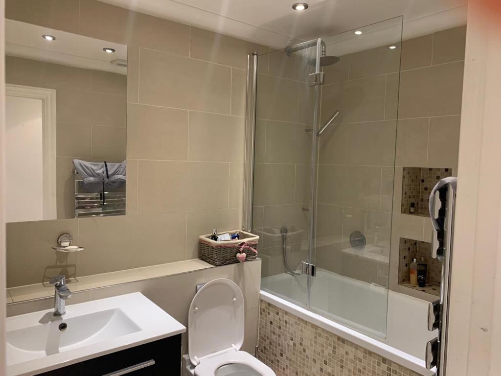 Lovely Room, Free Parking In Private Gated Place Лондон Экстерьер фото